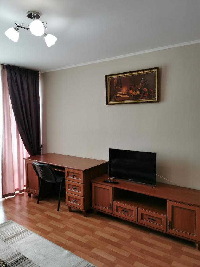 1 Комнатная Квартира В Самом Центре С Видом На Сквер Qostanai Exterior foto